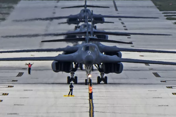 Бомбардировщики B-1B Lancer на авиабазе Андресон на Гуаме Бомбардировщики B-1B Lancer на авиабазе Андресон на Гуаме