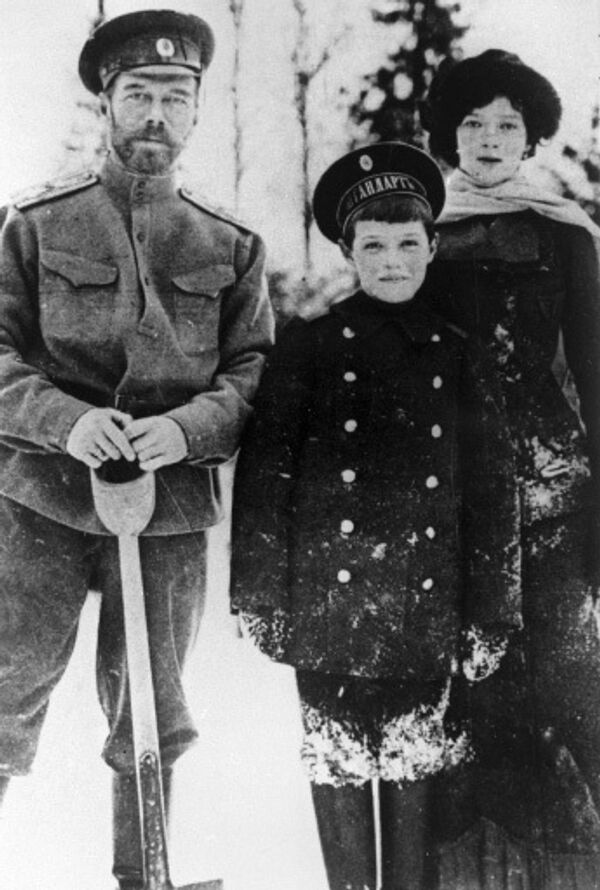 Русский император Николай II (слева) с сыном Алексеем (в центре) и дочерью Марией (справа). Русский император Николай II (слева) с сыном Алексеем (в центре) и дочерью Марией (справа).