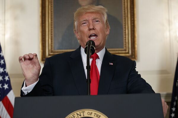 Президент США Дональд Трамп говорит о националистическом митинге в Шарлоттсвилле в Дипломатической комнате Белого дома. 14 августа 2017 Президент США Дональд Трамп говорит о националистическом митинге в Шарлоттсвилле в Дипломатической комнате Белого дома. 14 августа 2017