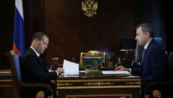 Председатель правительства РФ Дмитрий Медведев и генеральный директор АО Гознак Аркадий Трачук во время встречи. 16 августа 2017 Председатель правительства РФ Дмитрий Медведев и генеральный директор АО Гознак Аркадий Трачук во время встречи. 16 августа 2017