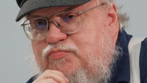 Американский писатель-фантаст Джордж Рэймонд Ричард Мартин на пресс-конференции в Санкт-Петербурге. 16 августа 2017 Американский писатель-фантаст Джордж Рэймонд Ричард Мартин на пресс-конференции в Санкт-Петербурге. 16 августа 2017