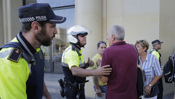 Полиция на месте наезда микроавтобуса на пешеходов в Барселоне. 17 августа 2017 Полиция на месте наезда микроавтобуса на пешеходов в Барселоне. 17 августа 2017