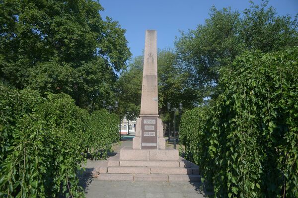 Гранитная стела героям 1812 года в Николаеве Гранитная стела героям 1812 года в Николаеве