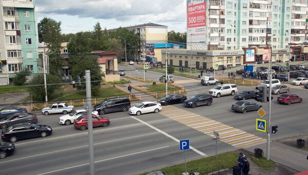 Сотрудники правоохранительных органов работают в центре города Сургута на месте, где неизвестный мужчина напал с ножом на людей и ранил несколько человек. 19 августа 2017 Сотрудники правоохранительных органов работают в центре города Сургута на месте, где неизвестный мужчина напал с ножом на людей и ранил несколько человек. 19 августа 2017