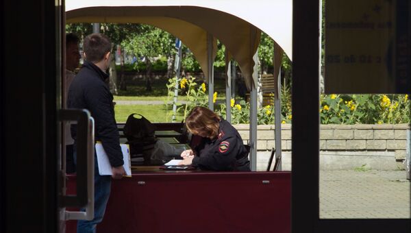 Сотрудники правоохранительных органов работают в центре города Сургута на месте, где неизвестный мужчина напал с ножом на людей и ранил несколько человек. 19 августа 2017 Сотрудники правоохранительных органов работают в центре города Сургута на месте, где неизвестный мужчина напал с ножом на людей и ранил несколько человек. 19 августа 2017