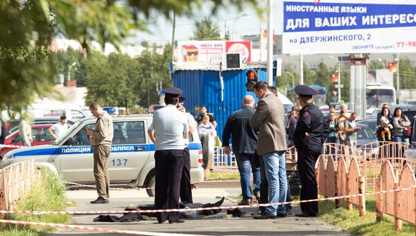 Сотрудники правоохранительных органов работают в центре города Сургута на месте, где неизвестный мужчина напал с ножом на людей и ранил несколько человек. 19 августа 2017 Сотрудники правоохранительных органов работают в центре города Сургута на месте, где неизвестный мужчина напал с ножом на людей и ранил несколько человек. 19 августа 2017