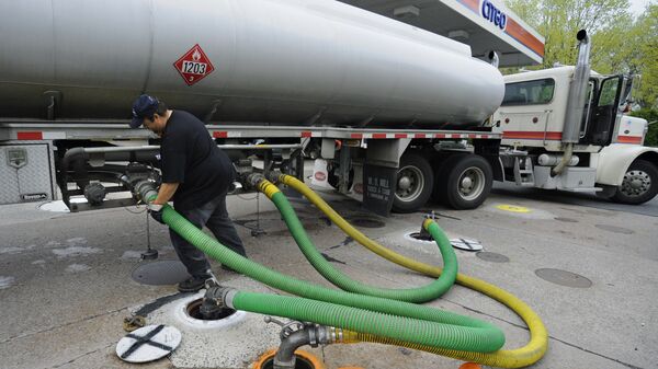 Грузовик доставляет топливо на автозаправку CITGO в штате Коннектикут, США Грузовик доставляет топливо на автозаправку CITGO в штате Коннектикут, США