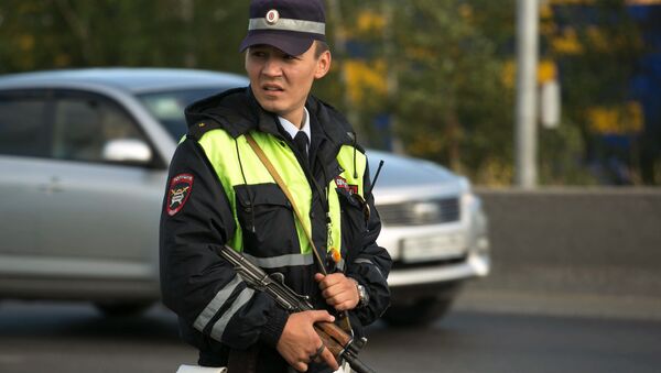 Сотрудник дорожно-патрульной службы во время проверки автомобилей, выезжающих из города Сургута. 19 августа 2017 Сотрудник дорожно-патрульной службы во время проверки автомобилей, выезжающих из города Сургута. 19 августа 2017