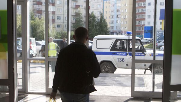 Автомобиль отдельного батальона патрульно-постовой службы полиции у входа в здание Сургутской клинической травматологической больницы Автомобиль отдельного батальона патрульно-постовой службы полиции у входа в здание Сургутской клинической травматологической больницы