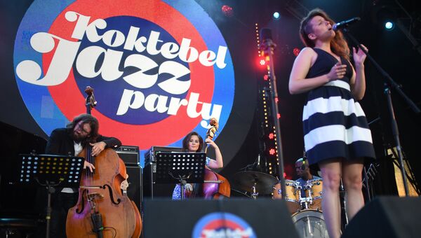 Участница коллектива Double Bass Project голландская певица Хиске Остервик во время выступления на фестивале Koktebel Jazz Party 2017 Участница коллектива Double Bass Project голландская певица Хиске Остервик во время выступления на фестивале Koktebel Jazz Party 2017