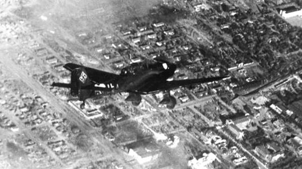 Немецкий самолет над Сталинградом. 1942 год Немецкий самолет над Сталинградом. 1942 год