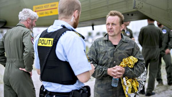 Изобретатель Петер Мадсен беседует с полицейским в порту Драгоер к югу от Копенгагена Изобретатель Петер Мадсен беседует с полицейским в порту Драгоер к югу от Копенгагена