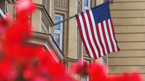 Государственный флаг США на здании американского посольства в Москве