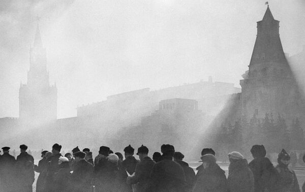 Очередь в Мавзолей В.И.Ленина на Красной площади в Москве. 1930-е гг. Очередь в Мавзолей В.И.Ленина на Красной площади в Москве. 1930-е гг.