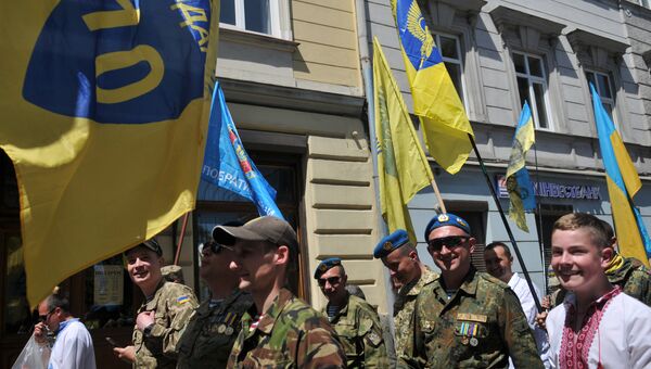 Военнослужащие ВСУ на марше в День Героев во Львове. 28 мая 2017 Военнослужащие ВСУ на марше в День Героев во Львове. 28 мая 2017