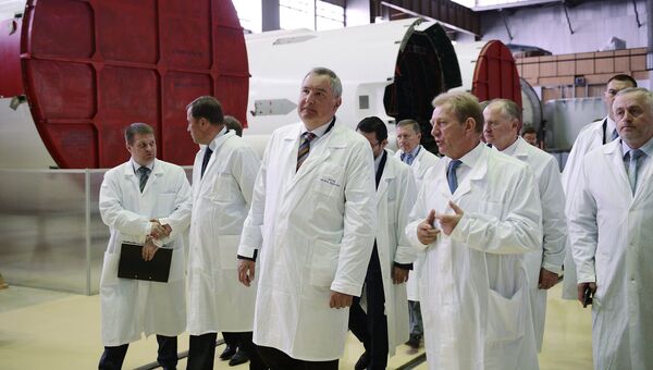 Вице-премьер РФ Дмитрий Рогозин во время посещения Государственного космического научно-производственного центра имени М. В. Хруничева. 25 августа 2017 Вице-премьер РФ Дмитрий Рогозин во время посещения Государственного космического научно-производственного центра имени М. В. Хруничева. 25 августа 2017