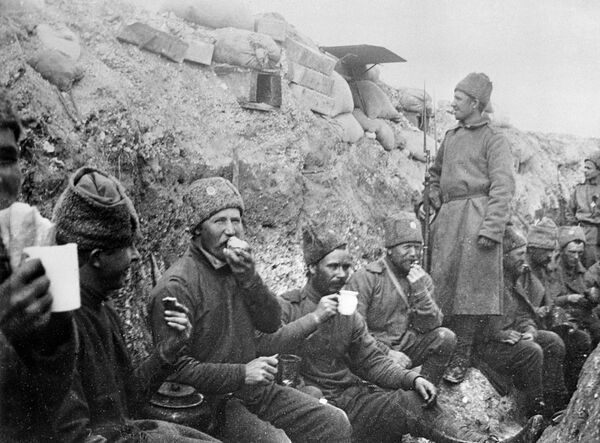 Солдаты русской армии в окопе в перерыве между боями Солдаты русской армии в окопе в перерыве между боями