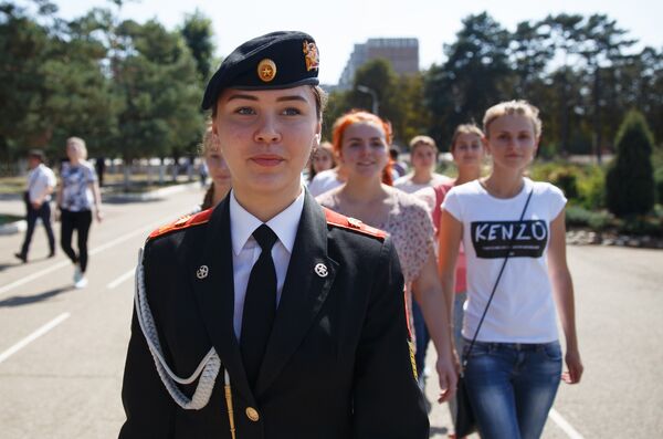 Девушки-кандидаты в курсанты Краснодарского высшего военного авиационного училища летчиков во время ознакомительной экскурсии по училищу Девушки-кандидаты в курсанты Краснодарского высшего военного авиационного училища летчиков во время ознакомительной экскурсии по училищу