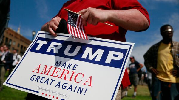 Плакат с лозунгом Дональда Трампа Сделаем Америку снова великой. Архивное фото Плакат с лозунгом Дональда Трампа Сделаем Америку снова великой. Архивное фото