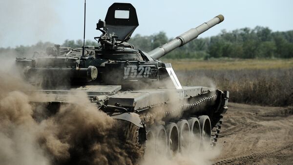 Танк Т-72 Б1 150-й мотострелковой дивизии во время учебных стрельб на полигоне Кадамовский в Ростовской области. Архивное фото Танк Т-72 Б1 150-й мотострелковой дивизии во время учебных стрельб на полигоне Кадамовский в Ростовской области. Архивное фото