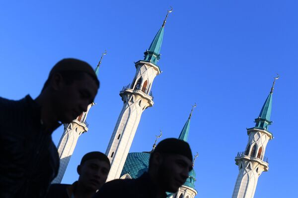 Мусульмане в день праздника жертвоприношения Курбан-байрам возле мечети Кул-Шариф в Казани. 1 сентября 2017 Мусульмане в день праздника жертвоприношения Курбан-байрам возле мечети Кул-Шариф в Казани. 1 сентября 2017
