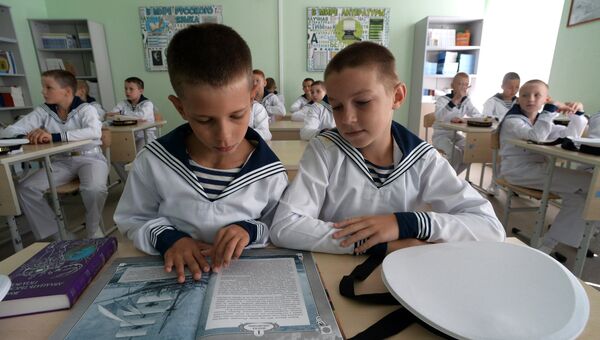 Учащиеся филиала Нахимовского военно-морского училища (Владивостокское президентские кадетское училище) в классе после торжественной линейки, посвященной Дню знаний Учащиеся филиала Нахимовского военно-морского училища (Владивостокское президентские кадетское училище) в классе после торжественной линейки, посвященной Дню знаний