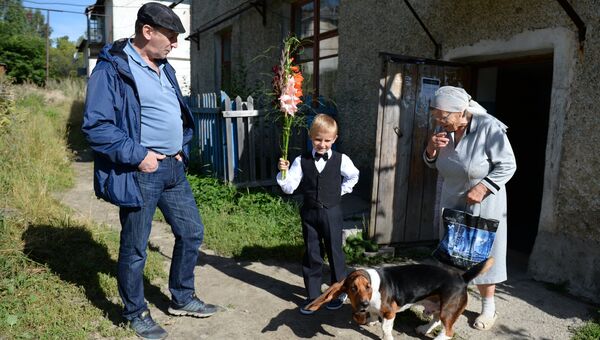 Семья провожает первоклассника в школу поселка Калиново в Свердловской области Семья провожает первоклассника в школу поселка Калиново в Свердловской области