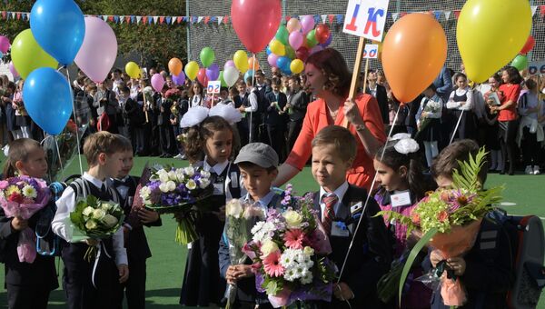 Ученики 1к класса во время торжественной линейки, посвященной Дню знаний Ученики 1к класса во время торжественной линейки, посвященной Дню знаний
