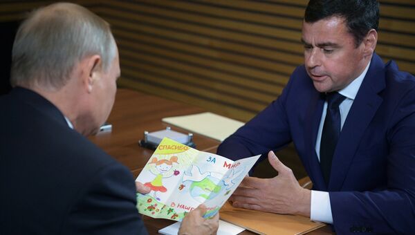 Врио главы Ярославской области Дмитрий Миронов передал Путину открытку от первоклассницы. 1 сентября 2017 Врио главы Ярославской области Дмитрий Миронов передал Путину открытку от первоклассницы. 1 сентября 2017