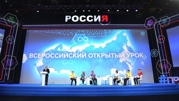 Президент РФ Владимир Путин выступает на всероссийском открытом уроке в Ярославле. 1 сентября 2017 Президент РФ Владимир Путин выступает на всероссийском открытом уроке в Ярославле. 1 сентября 2017
