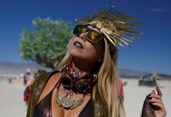 Участница фестиваля Burning Man в Неваде Участница фестиваля Burning Man в Неваде