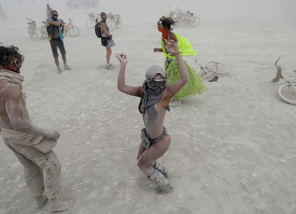 Участники фестиваля Burning Man в Неваде Участники фестиваля Burning Man в Неваде