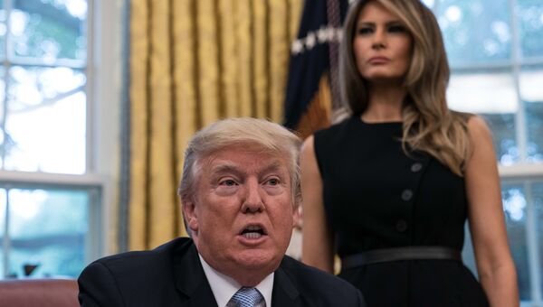 Президент США Дональд Трамп говорит об урагане Харви в Овальном кабинете Белого дома. 1 сентября 2017 Президент США Дональд Трамп говорит об урагане Харви в Овальном кабинете Белого дома. 1 сентября 2017