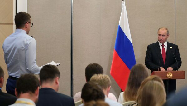 Президент РФ Владимир Путин во время пресс-конференции по итогам саммита лидеров БРИКС. 5 сентября 2017 Президент РФ Владимир Путин во время пресс-конференции по итогам саммита лидеров БРИКС. 5 сентября 2017