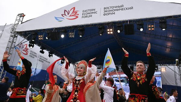 Участники праздничного шествия, посвященного открытию выставки Улица Дальнего Востока на набережной бухты Аякс в рамках ВЭФ-2017 во Владивостоке Участники праздничного шествия, посвященного открытию выставки Улица Дальнего Востока на набережной бухты Аякс в рамках ВЭФ-2017 во Владивостоке