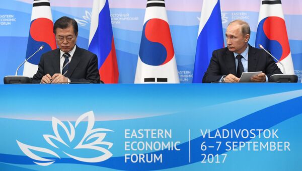 Президент РФ Владимир Путин и президент Республики Кореи Мун Чжэ Ин во время совместного заявления для прессы по итогам встречи на Восточном экономическом форуме. 6 сентября 2017 Президент РФ Владимир Путин и президент Республики Кореи Мун Чжэ Ин во время совместного заявления для прессы по итогам встречи на Восточном экономическом форуме. 6 сентября 2017