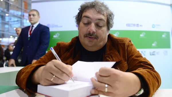 Писатель Дмитрий Быков на 30-й Московской международной книжной выставке-ярмарке в павильоне № 75 ВДНХ в Москве. 6 сентября 2017 Писатель Дмитрий Быков на 30-й Московской международной книжной выставке-ярмарке в павильоне № 75 ВДНХ в Москве. 6 сентября 2017