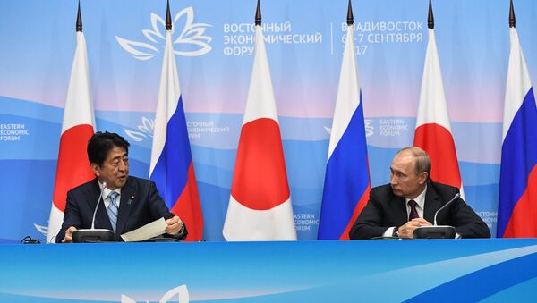 Президент РФ Владимир Путин и премьер-министр Японии Синдзо Абэ во время совместного заявления для прессы по итогам встречи на Восточном экономическом форуме. 7 сентября 2017 Президент РФ Владимир Путин и премьер-министр Японии Синдзо Абэ во время совместного заявления для прессы по итогам встречи на Восточном экономическом форуме. 7 сентября 2017