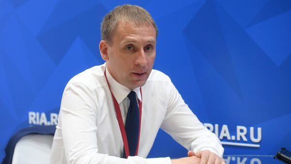 Губернатор Амурской области Александр Козлов во время интервью у стенда Международного мультимедийного пресс-центра МИА Россия сегодня во Владивостоке Губернатор Амурской области Александр Козлов во время интервью у стенда Международного мультимедийного пресс-центра МИА Россия сегодня во Владивостоке