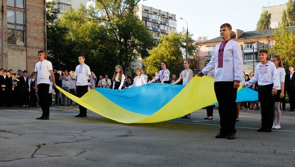 Ученики на торжественной линейке, посвященной Дню знаний в Киеве Ученики на торжественной линейке, посвященной Дню знаний в Киеве