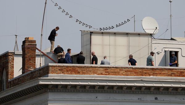 Люди на крыше здания Генерального консульства России в Сан-Франциско. 2 сентября 2017 Люди на крыше здания Генерального консульства России в Сан-Франциско. 2 сентября 2017