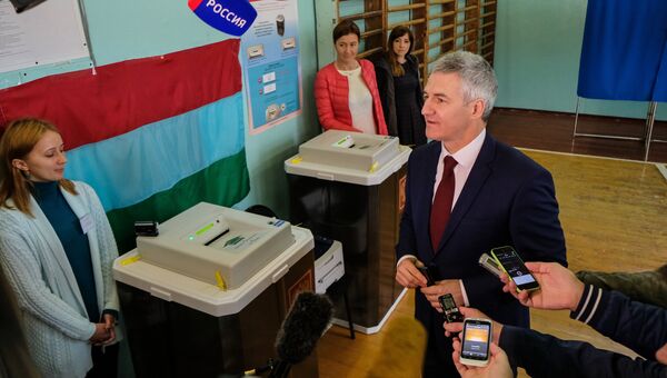 Временно исполняющий обязанности главы Республики Карелия Артур Парфенчиков на избирательном участке в единый день голосования. 10 сентября 2017 Временно исполняющий обязанности главы Республики Карелия Артур Парфенчиков на избирательном участке в единый день голосования. 10 сентября 2017