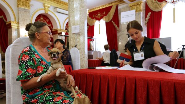 Избиратель в единый день голосования на избирательном участке в Краснодаре. 10 сентября 2017 Избиратель в единый день голосования на избирательном участке в Краснодаре. 10 сентября 2017