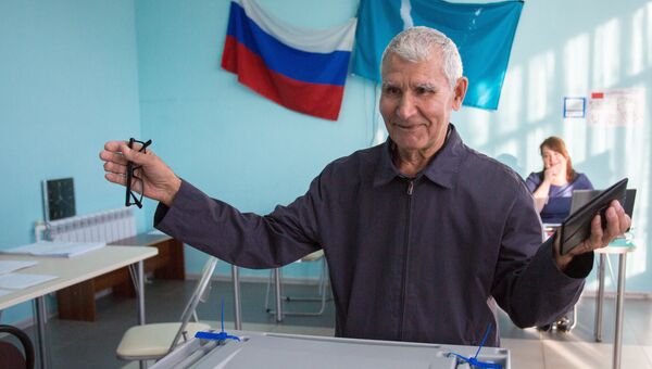 Избиратель в единый день голосования на избирательном участке в Южно-Сахалинске. 10 сентября 2017 Избиратель в единый день голосования на избирательном участке в Южно-Сахалинске. 10 сентября 2017