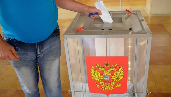 Избиратель в единый день голосования на избирательном участке. 10 сентября 2017 Избиратель в единый день голосования на избирательном участке. 10 сентября 2017