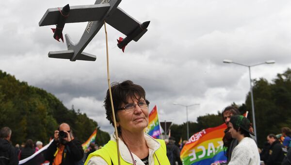 Участница акции протеста против авиабазы ВВС США Рамштайн в Германии Участница акции протеста против авиабазы ВВС США Рамштайн в Германии