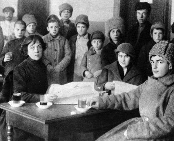 Александра Коллонтай народный комиссар государственного призрения РСФСР среди беспризорных Александра Коллонтай народный комиссар государственного призрения РСФСР среди беспризорных