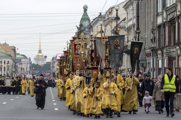 Во время крестного хода в честь дня перенесения мощей Святого Благоверного князя Александра Невского в Санкт-ПетербургеВо время крестного хода в честь дня перенесения мощей святого благоверного князя Александра Невского в Санкт-Петербурге Во время крестного хода в честь дня перенесения мощей Святого Благоверного князя Александра Невского в Санкт-ПетербургеВо время крестного хода в честь дня перенесения мощей святого благоверного князя Александра Невского в Санкт-Петербурге