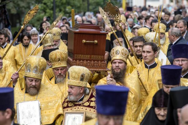 Во время крестного хода в честь дня перенесения мощей святого благоверного князя Александра Невского в Санкт-Петербурге Во время крестного хода в честь дня перенесения мощей святого благоверного князя Александра Невского в Санкт-Петербурге