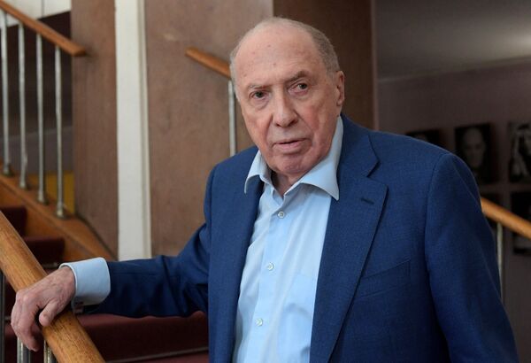 Актер и режиссер Сергей Юрский во время сбора труппы Театра имени Моссовета Актер и режиссер Сергей Юрский во время сбора труппы Театра имени Моссовета